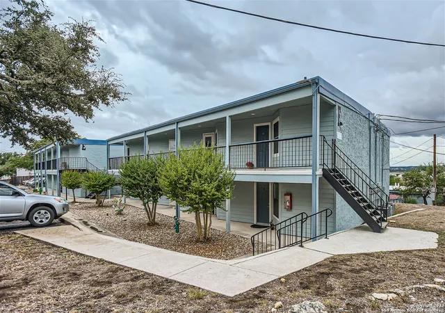Listing Photo 5 - Condo for sale in building located at 1603 Parkview Dr, Canyon Lake, TX 78133 - Unit #F4
