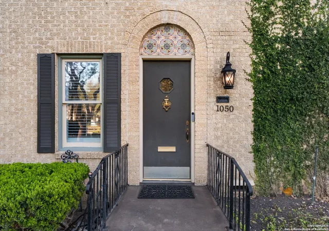 Photo 3 of Sale Pending at 1050 Shook Ave, San Antonio, TX 78212 | MLS# 1844322 | Listing updated on 2025-09-29