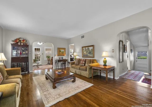 Photo 4 of Sale Pending at 1050 Shook Ave, San Antonio, TX 78212 | MLS# 1844322 | Listing updated on 2025-09-29