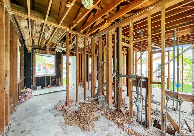 Photo 3 of Sale Pending at 118 Eross, San Antonio, TX 78202 | MLS# 1844696 | Listing updated on 2025-10-30