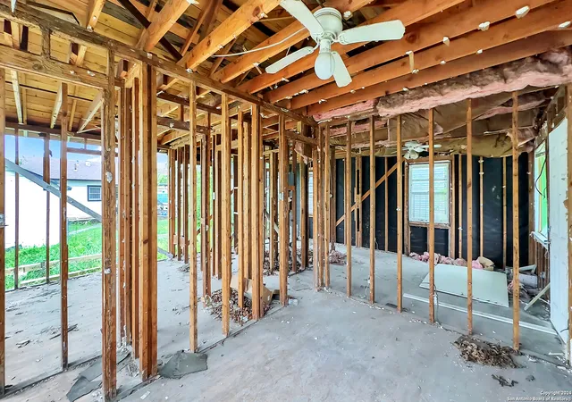Photo 4 of Sale Pending at 118 Eross, San Antonio, TX 78202 | MLS# 1844696 | Listing updated on 2025-10-30