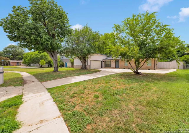 Photo 1 of Single family home for sale at 823 Briarcliff Dr, San Antonio, TX 78213 | MLS# 1844731 | Listing updated on 2025-10-22