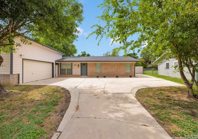 Photo 2 of Single family home for sale at 823 Briarcliff Dr, San Antonio, TX 78213 | MLS# 1844731 | Listing updated on 2025-10-22