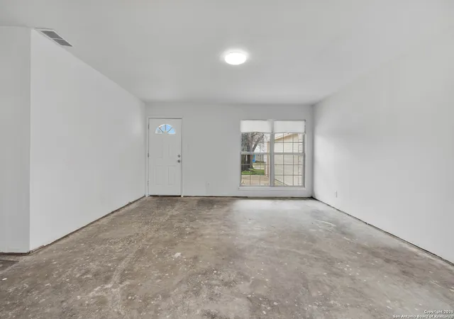 Photo 4 of Single family home for sale at 823 Briarcliff Dr, San Antonio, TX 78213 | MLS# 1844731 | Listing updated on 2025-10-22