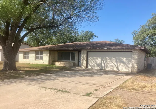 Photo 3 of Single family home for sale at 535 N 4th Street, Uvalde, TX 78801 | MLS# 1845671 | Listing updated on 2025-08-01