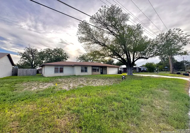 Photo 3 of Single family home for sale at 535 N 4Th Street, Uvalde, TX 78801 | MLS# 1845671 | Listing updated on 2025-08-01