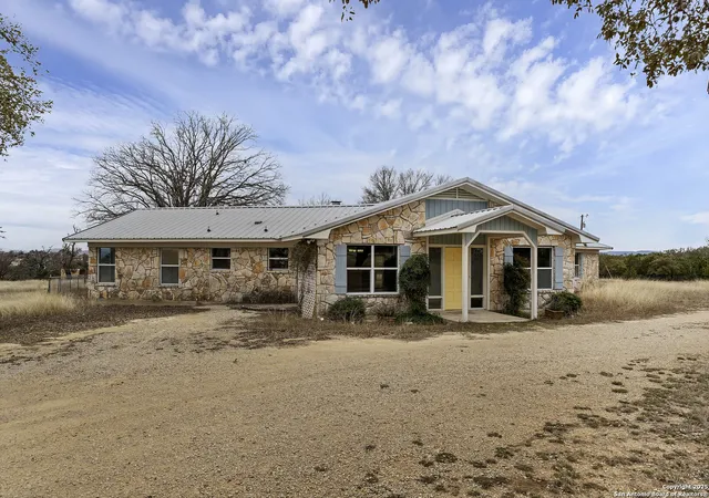 Photo 3 of Single family home for sale at 629 Laguna Rd, Bandera, TX 78003 | MLS# 1845838 | Listing updated on 2026-02-11
