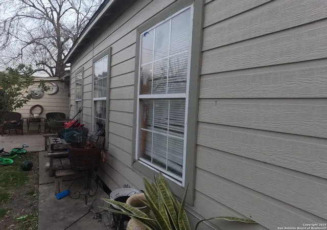 Photo 2 of Single family home for sale at 1046 Greer St, San Antonio, TX 78210 | MLS# 1846954 | Listing updated on 2025-06-22