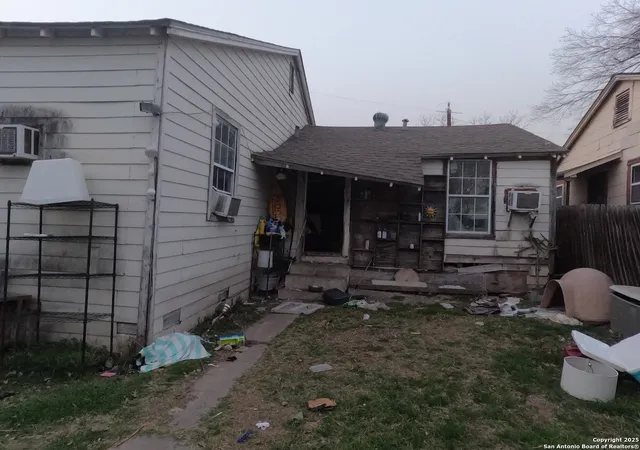 Photo 3 of Single family home for sale at 1046 Greer St, San Antonio, TX 78210 | MLS# 1846954 | Listing updated on 2025-06-22