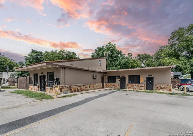 Photo 1 of Multi family home for sale at 1006 West Ave, San Antonio, TX 78201 | MLS# 1847050 | Listing updated on 2025-07-10