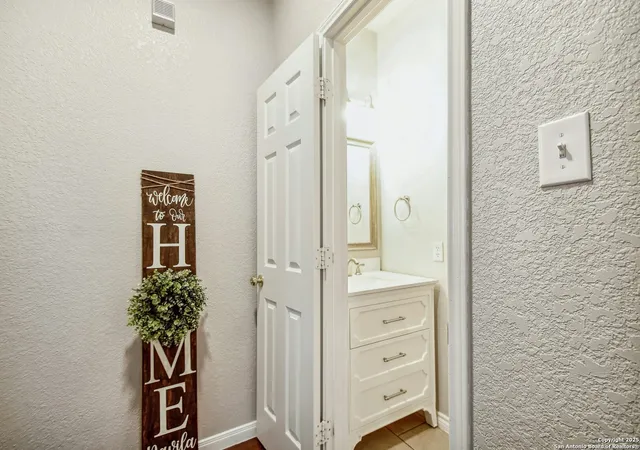 Photo 3 of Single family home for sale at 172 Springtree Pkwy, Cibolo, TX 78108 | MLS# 1847300 | Listing updated on 2025-03-18
