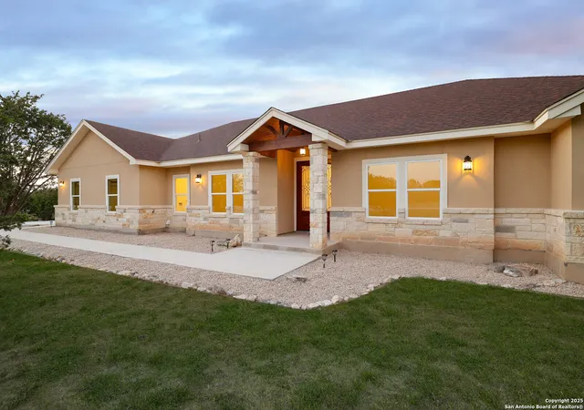 2nd image of 144 Vaquero Ct, Pipe Creek, TX 78063 | MLS# 1847385