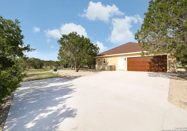 3rd image of 144 Vaquero Ct, Pipe Creek, TX 78063 | MLS# 1847385