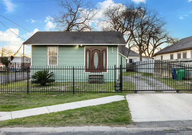 Photo 2 of Sale Pending at 223 Lancaster St, San Antonio, TX 78214 | MLS# 1847506 | Listing updated on 2026-04-10