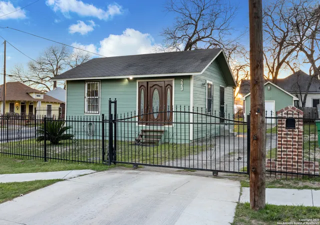 Photo 3 of Sale Pending at 223 Lancaster St, San Antonio, TX 78214 | MLS# 1847506 | Listing updated on 2026-04-10