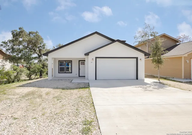 2nd image of 421 Rainbow Dr, Lakehills, TX 78063 | MLS# 1848187