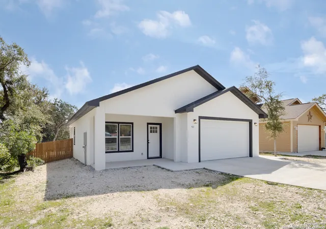 3rd image of 421 Rainbow Dr, Lakehills, TX 78063 | MLS# 1848187