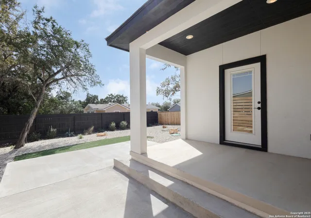 4th image of 421 Rainbow Dr, Lakehills, TX 78063 | MLS# 1848187