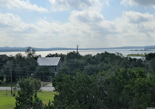 Photo 2 of Single family home for sale at 809 Lakebreeze Dr, Canyon Lake, TX 78133 | MLS# 1848365 | Listing updated on 2026-09-28