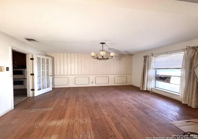 Photo 3 of Single family home for sale at 522 Golfcrest Dr, Windcrest, TX 78239 | MLS# 1849530 | Listing updated on 2025-03-18
