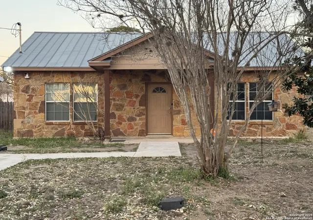 Photo 4 of Single family home for sale at 414 Harl, Pleasanton, TX 78064 | MLS# 1849813 | Listing updated on 2025-09-25