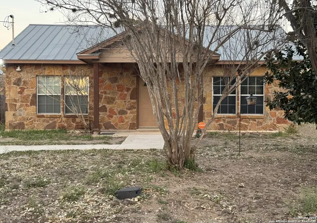 Photo 3 of Single family home for sale at 414 Harl, Pleasanton, TX 78064 | MLS# 1849813 | Listing updated on 2025-09-25