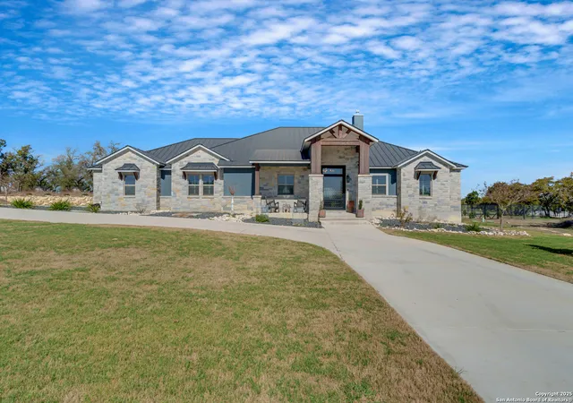 Photo 3 of Single family home for sale at 938 Malbec Loop, Canyon Lake, TX 78133 | MLS# 1850049 | Listing updated on 2025-09-30