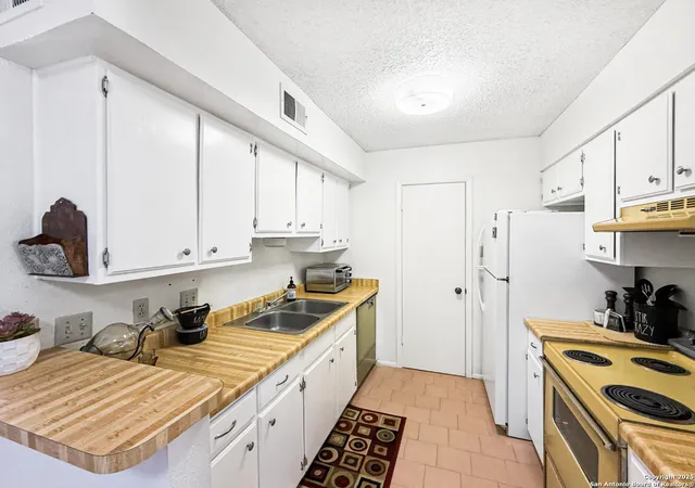 Photo 4 of Condo for sale at 1819 Babcock Rd #506-E, San Antonio, TX 78229 | MLS# 1850161 | Listing updated on 2025-10-13