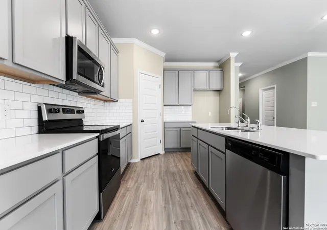 Photo 3 of Single family home for sale at 120 Bella Rosa Trail, Cibolo, TX 78108 | MLS# 1850260 | Listing updated on 2025-09-15