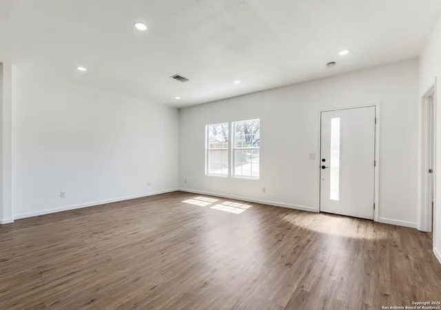 Photo 3 of Single family home for sale at 933 Denver, San Antonio, TX 78210 | MLS# 1850282 | Listing updated on 2025-08-29