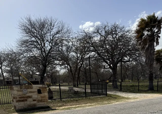 2nd image of 275 Mariposa, Floresville, TX 78114 | MLS# 1850314