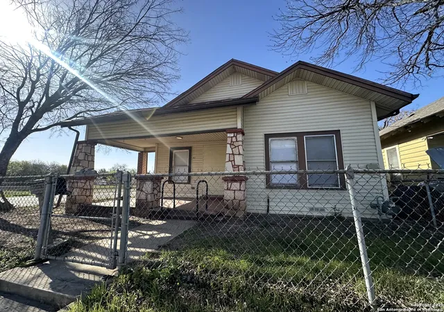 Photo 3 of Sale Pending at 902 Ruiz, San Antonio, TX 78207 | MLS# 1850886 | Listing updated on 2025-10-21