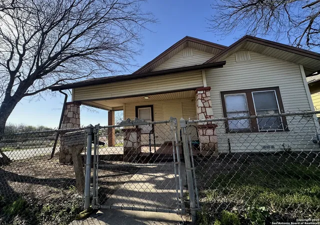 Photo 3 of Sale Pending at 902 Ruiz, San Antonio, TX 78207 | MLS# 1850886 | Listing updated on 2025-10-21