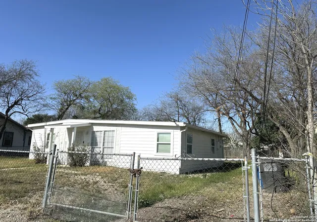 Photo 1 of Sale Pending at 823 N Trinity St, San Antonio, TX 78207 | MLS# 1850989 | Listing updated on 2025-10-15