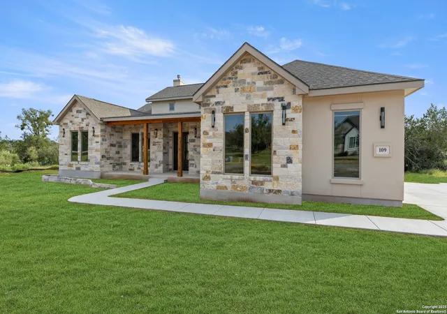 Photo 3 of Sale Pending at 109 Lazy Oak Pl, Spicewood, TX 78669 | MLS# 1851360 | Listing updated on 2026-01-20