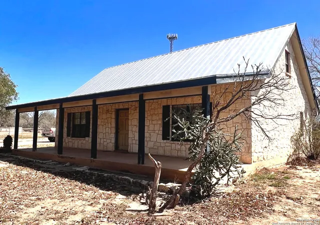 Photo 2 of Single family home for sale at 275 County Road 373, Rio Medina, TX 78066 | MLS# 1851423 | Listing updated on 2025-05-04