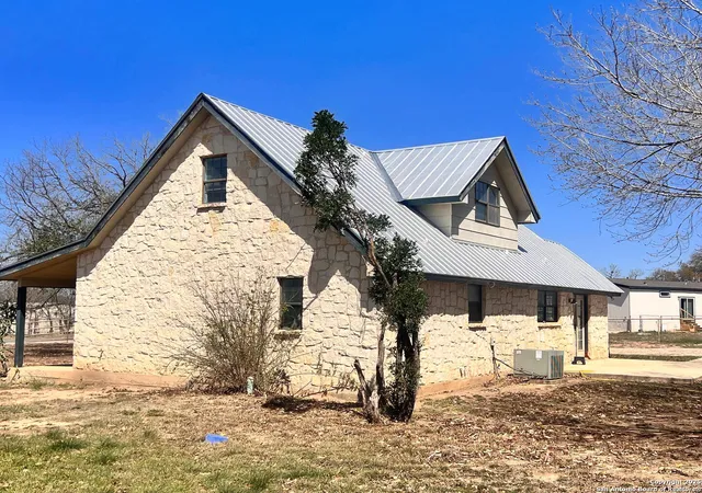 Photo 3 of Single family home for sale at 275 County Road 373, Rio Medina, TX 78066 | MLS# 1851423 | Listing updated on 2025-05-04
