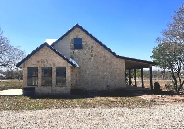 Photo 3 of Single family home for sale at 275 County Road 373, Rio Medina, TX 78066 | MLS# 1851423 | Listing updated on 2025-05-04