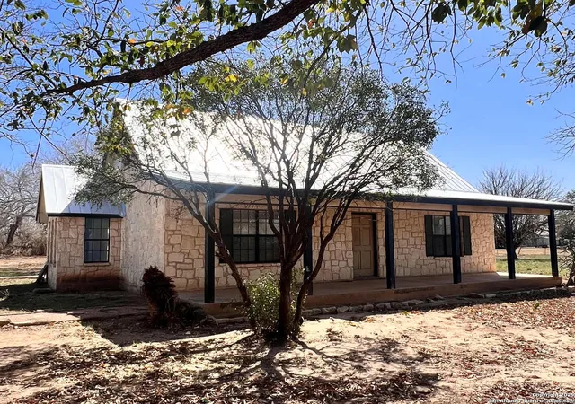 Photo 1 of Single family home for sale at 275 County Road 373, Rio Medina, TX 78066 | MLS# 1851423 | Listing updated on 2025-05-04