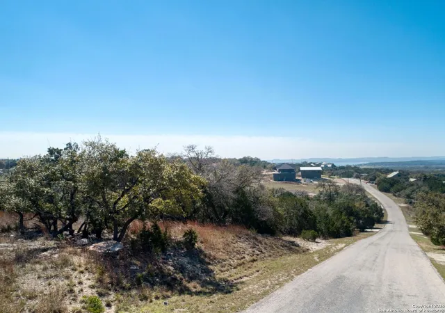 Photo 4 of Sale Pending at 313 La Paloma, Canyon Lake, TX 78133 | MLS# 1851939 | Listing updated on 2025-11-07