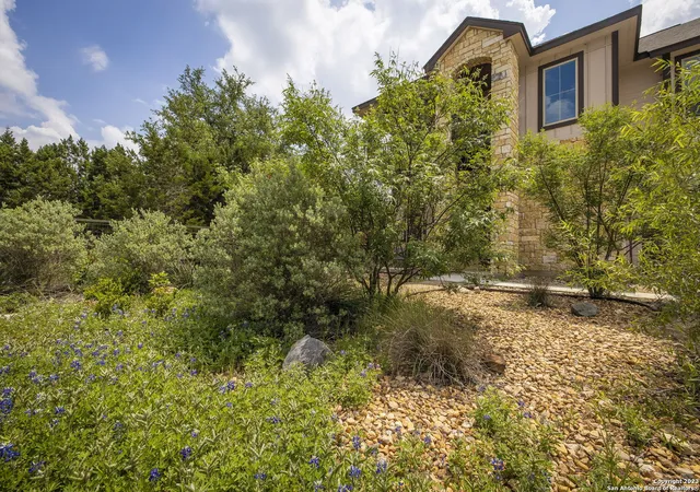 Photo 4 of Single family home for sale at 618 Wagon Wheel Dr, Canyon Lake, TX 78133 | MLS# 1852936 | Listing updated on 2025-08-16