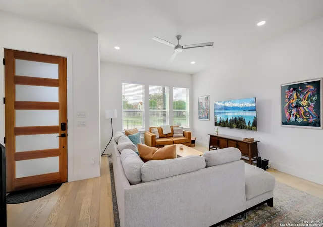 Listing Photo 4 - Condo for sale in building located at 715 Eleanor, San Antonio, TX 78209 - Unit #101
