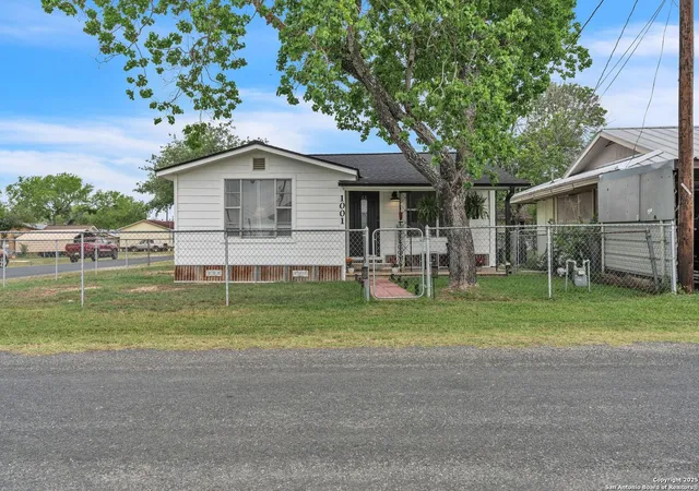 1st image of 1001 Green St, Poth, TX 78147 | MLS# 1853481