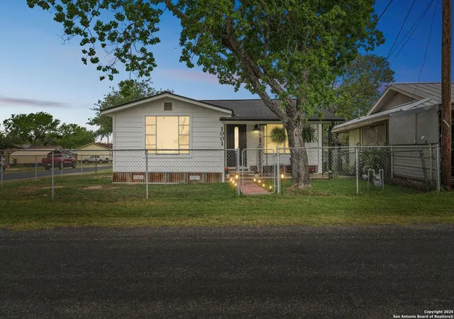2nd image of 1001 Green St, Poth, TX 78147 | MLS# 1853481