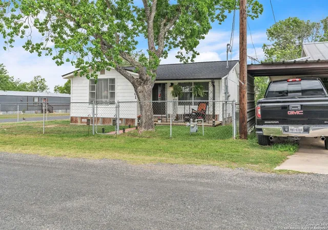 4th image of 1001 Green St, Poth, TX 78147 | MLS# 1853481