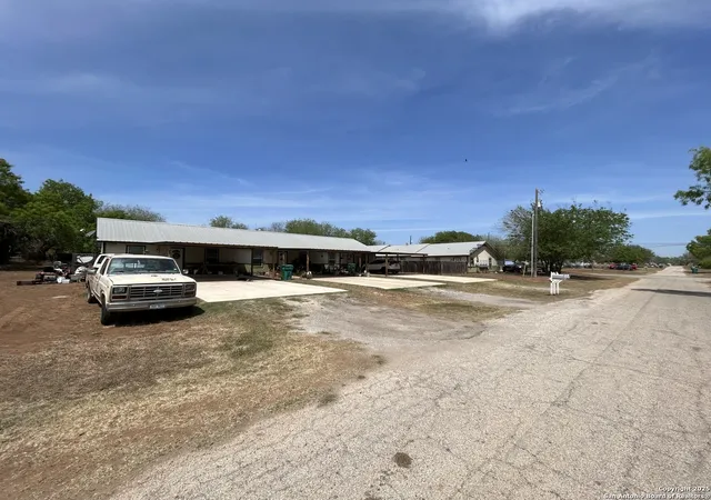 3rd image of 1109,1111,1113 Peach St, Jourdanton, TX 78026 | MLS# 1853781