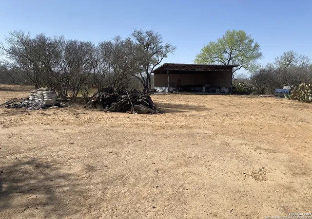 2nd image of 185 E Cr 2662, Devine, TX 78016 | MLS# 1853874
