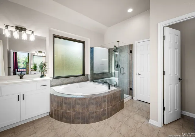 Photo 4 of Single family home for sale at 162 Teal Rdg, Canyon Lake, TX 78133 | MLS# 1855079 | Listing updated on 2026-01-03