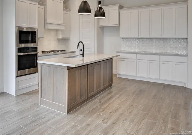 Photo 2 of Sale Pending at 211 Boulder Crk, Boerne, TX 78006 | MLS# 1855729 | Listing updated on 2025-11-01