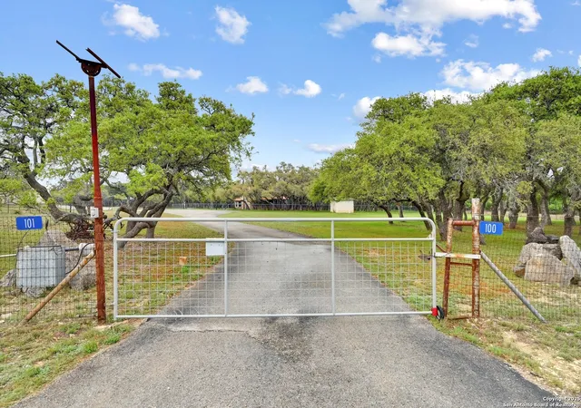 2nd image of 100 Cherokee Ln, Blanco, TX 78606 | MLS# 1855769